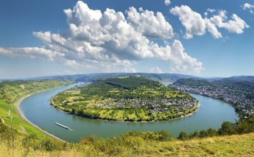 Cologne Cathedral & the Rhine: Gothic Splendor and Vineyard Valleys