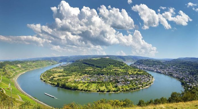 Cologne Cathedral & the Rhine: Gothic Splendor and Vineyard Valleys